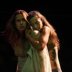 Las actrices Kairiana Núñez Santaliz y Marisé Álvarez Hernández representan una pareja en “Tuya”, nueva obra experimental de Kisha Tikina.  Foto / Ricardo Alcaraz